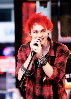 Michael Clifford Height, Weight, Birthday, Hair Color, Eye Color