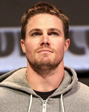 Stephen Amell Height, Weight, Birthday, Hair Color, Eye Color