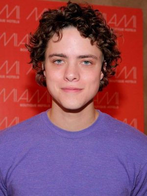Douglas Smith Height, Weight, Birthday, Hair Color, Eye Color